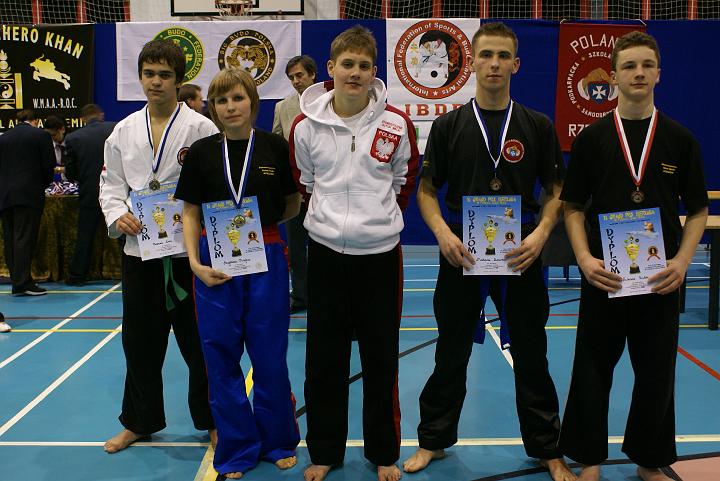 Mateusz Zieliński z kolegami klubowymi z zawodów w Bieruniu.JPG